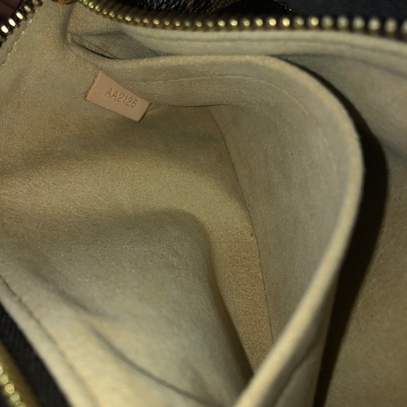 LOUIS VUITTON Pochette Milla - Picture 8 of 10